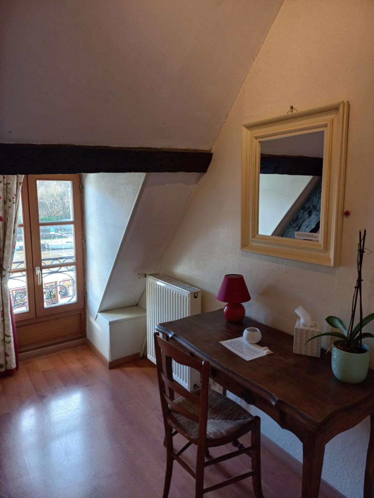 Bed and Breakfast Le Poisson Ivre Динан Экстерьер фото
